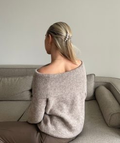 Overdele ByStenholt | Daily Off Shoulder Strik - Brun